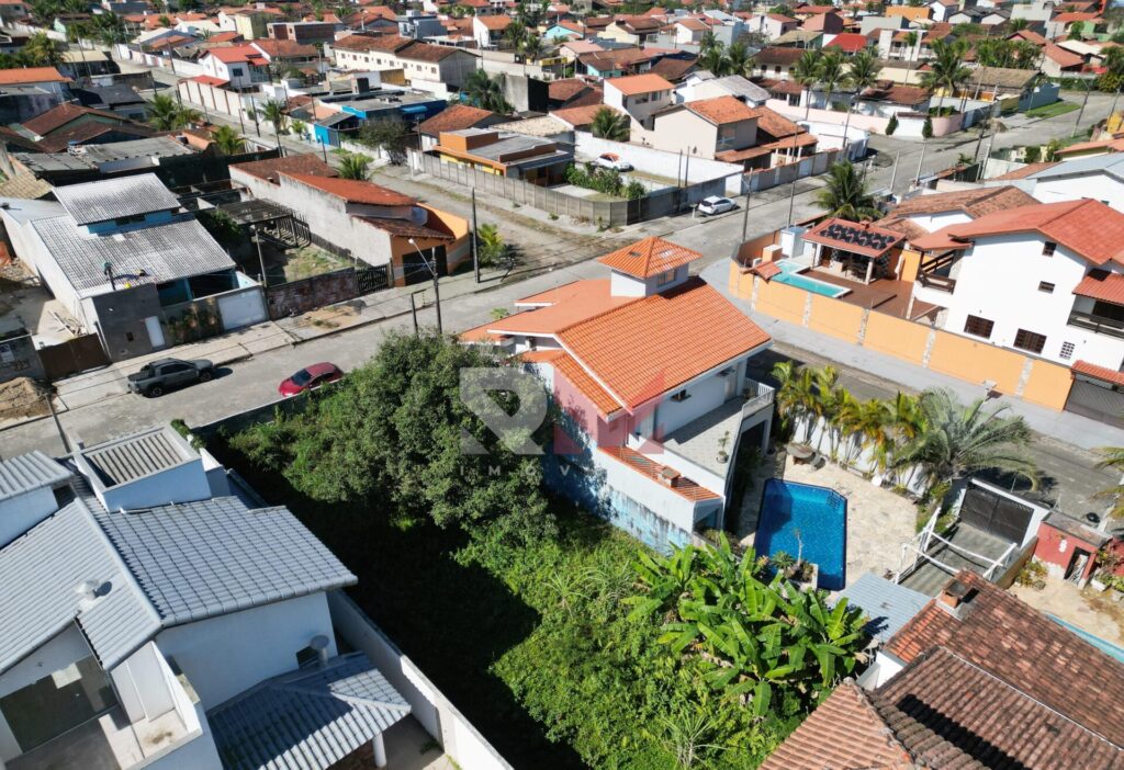 Terreno para geminadas á 500 metros da praia no Jd de Itanhaém em Itanhaém/SP.
