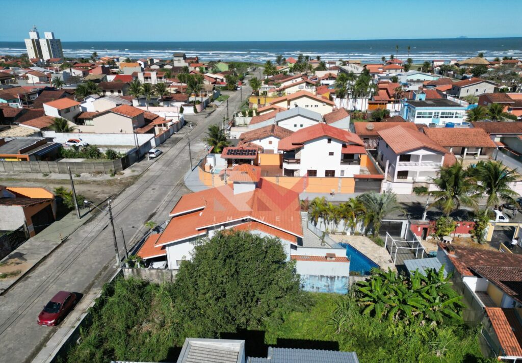 Terreno para geminadas á 500 metros da praia no Jd de Itanhaém em Itanhaém/SP.