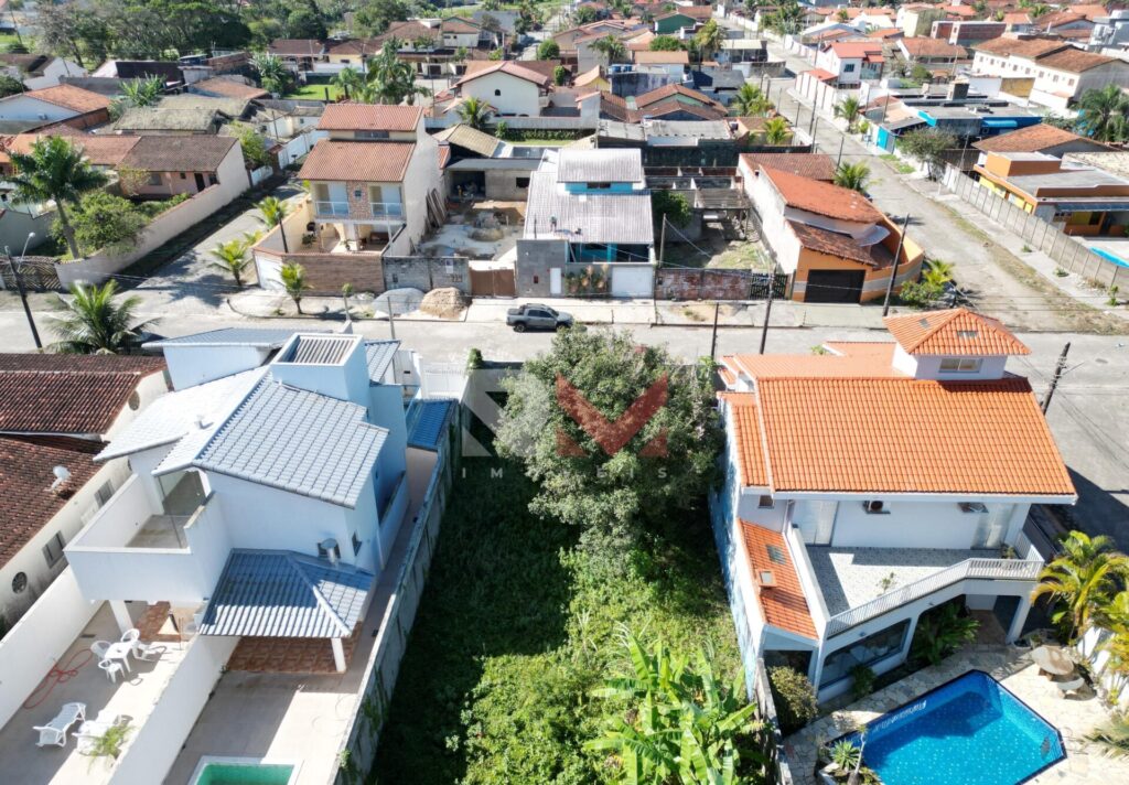 Terreno para geminadas á 500 metros da praia no Jd de Itanhaém em Itanhaém/SP.