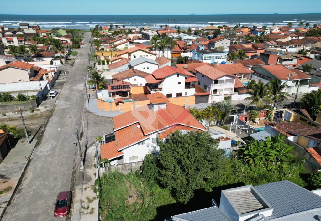 Terreno para geminadas á 500 metros da praia no Jd de Itanhaém em Itanhaém/SP.
