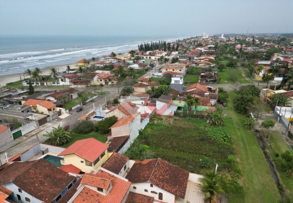 Terreno pé na areia no bairro Verde Mar em Itanhaém/SP.