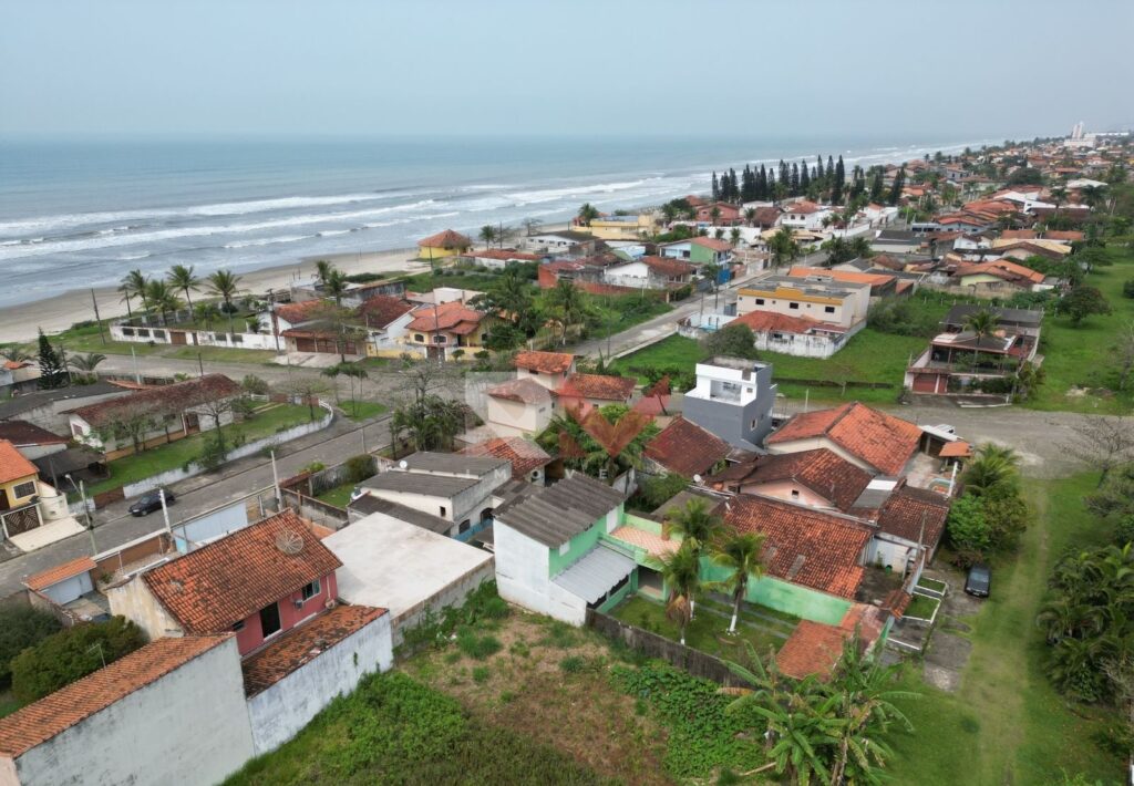 Terreno pé na areia no bairro Verde Mar em Itanhaém/SP.
