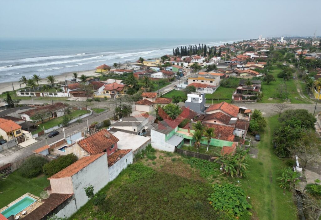 Terreno pé na areia no bairro Verde Mar em Itanhaém/SP.