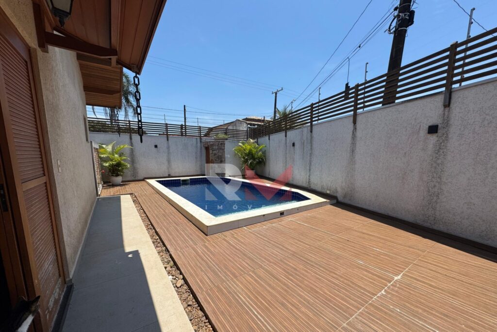Casa porteira fechada com piscina próximo a praia no bairro Praia dos Sonhos – Itanhaém/SP.