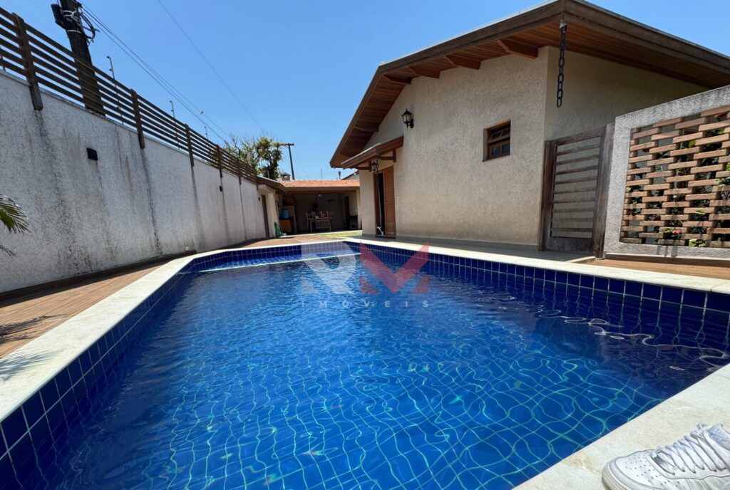 Casa porteira fechada com piscina próximo a praia no bairro Praia dos Sonhos – Itanhaém/SP.