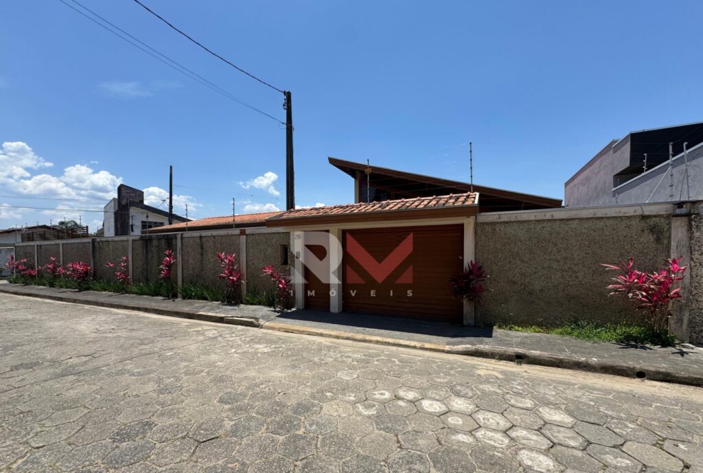 Casa porteira fechada com piscina próximo a praia no bairro Praia dos Sonhos – Itanhaém/SP.