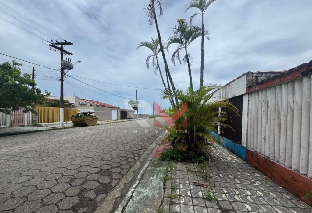 Terrenos para casas isoladas murados e aterrados apenas 100 metros da praia no bairro Bopiranga em Itanhaém/SP