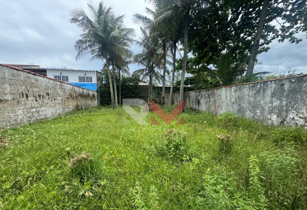 Terrenos para casas isoladas murados e aterrados apenas 100 metros da praia no bairro Bopiranga em Itanhaém/SP