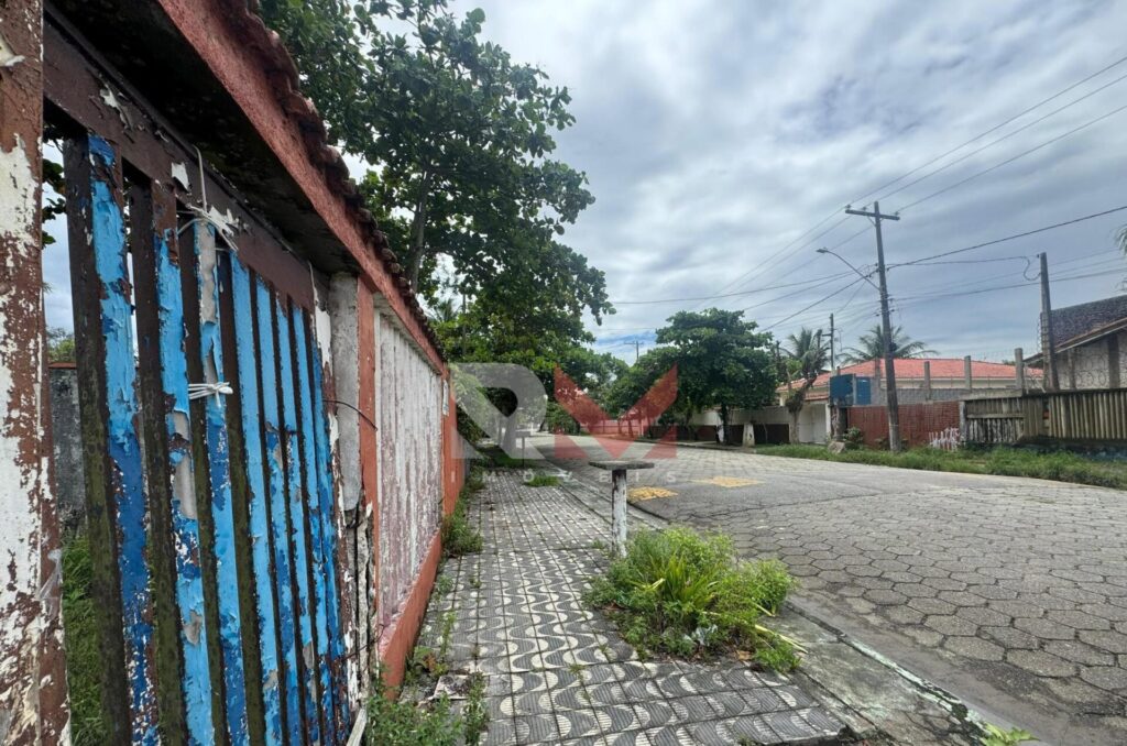 Terrenos para casas isoladas murados e aterrados apenas 100 metros da praia no bairro Bopiranga em Itanhaém/SP