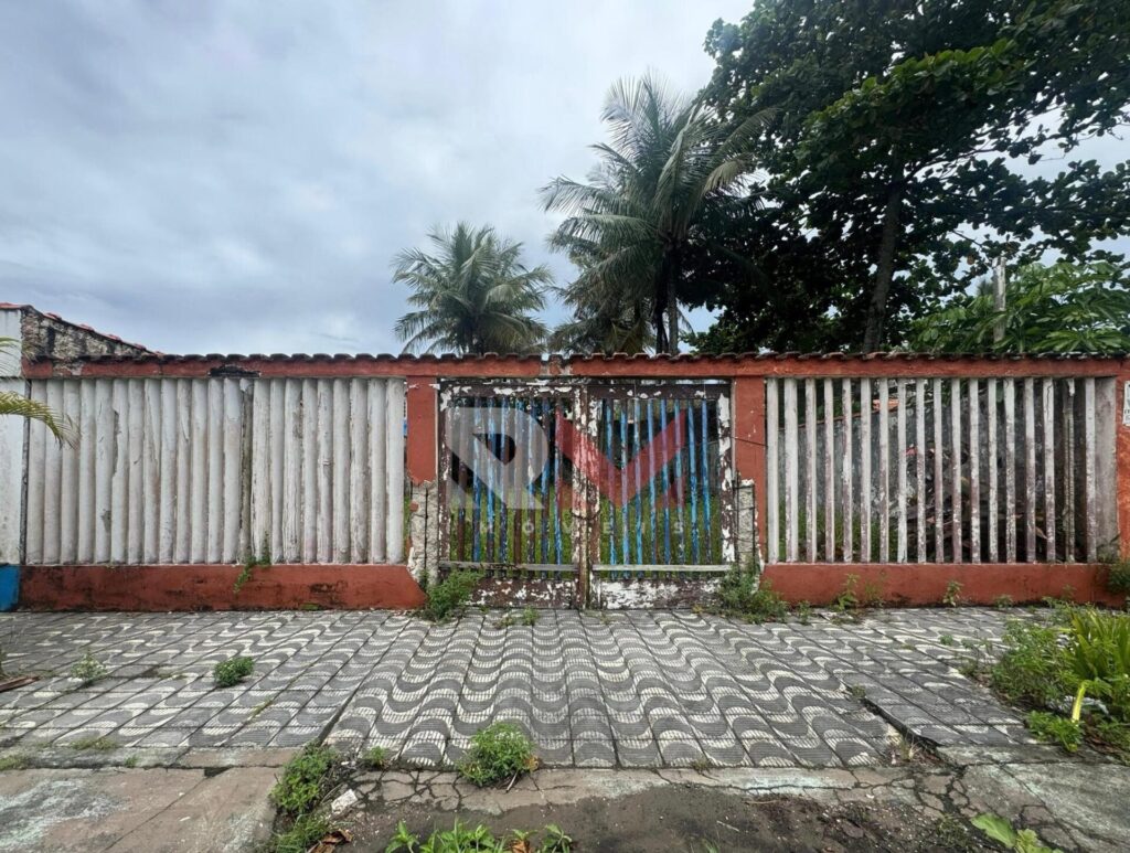 Terrenos para casas isoladas murados e aterrados apenas 100 metros da praia no bairro Bopiranga em Itanhaém/SP