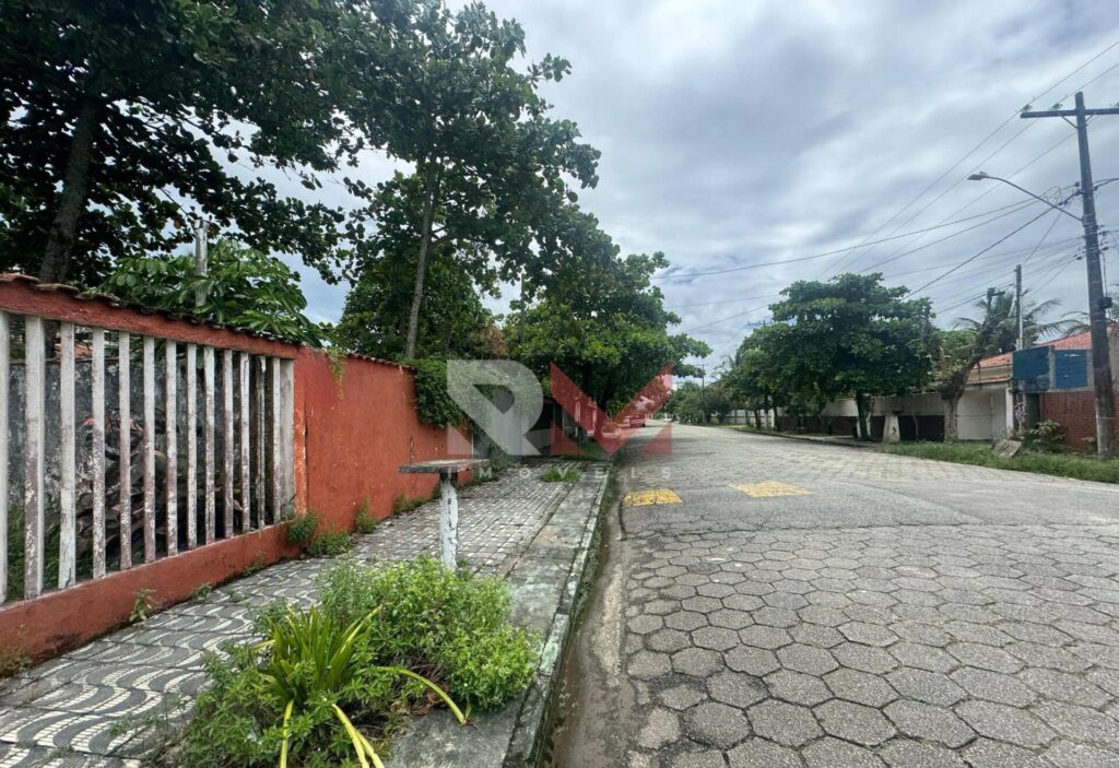 Terrenos para casas isoladas murados e aterrados apenas 100 metros da praia no bairro Bopiranga em Itanhaém/SP