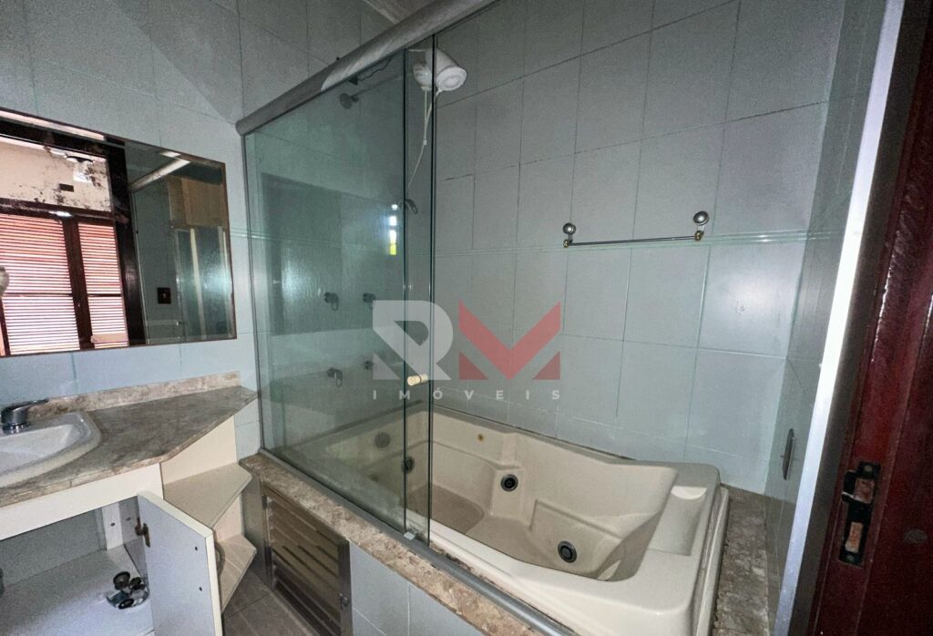 Casa com piscina á 500 metros da praia no bairro Jardim Ribamar  – Peruíbe/SP