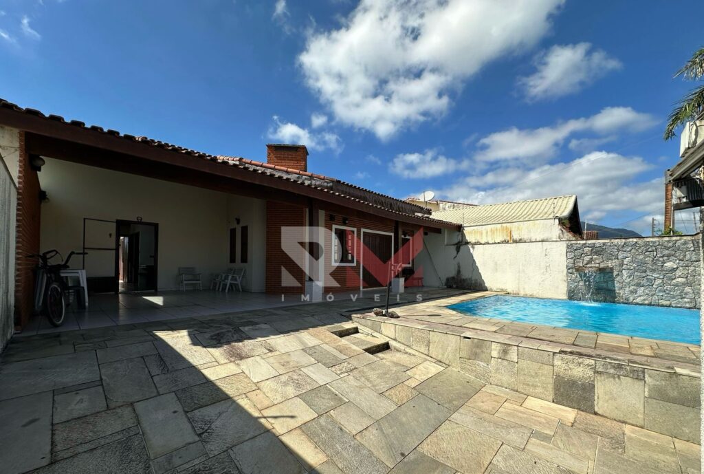 Casa com piscina á 500 metros da praia no bairro Jardim Ribamar  – Peruíbe/SP