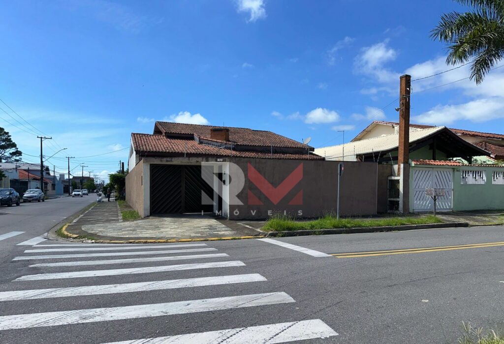 Casa com piscina á 500 metros da praia no bairro Jardim Ribamar  – Peruíbe/SP
