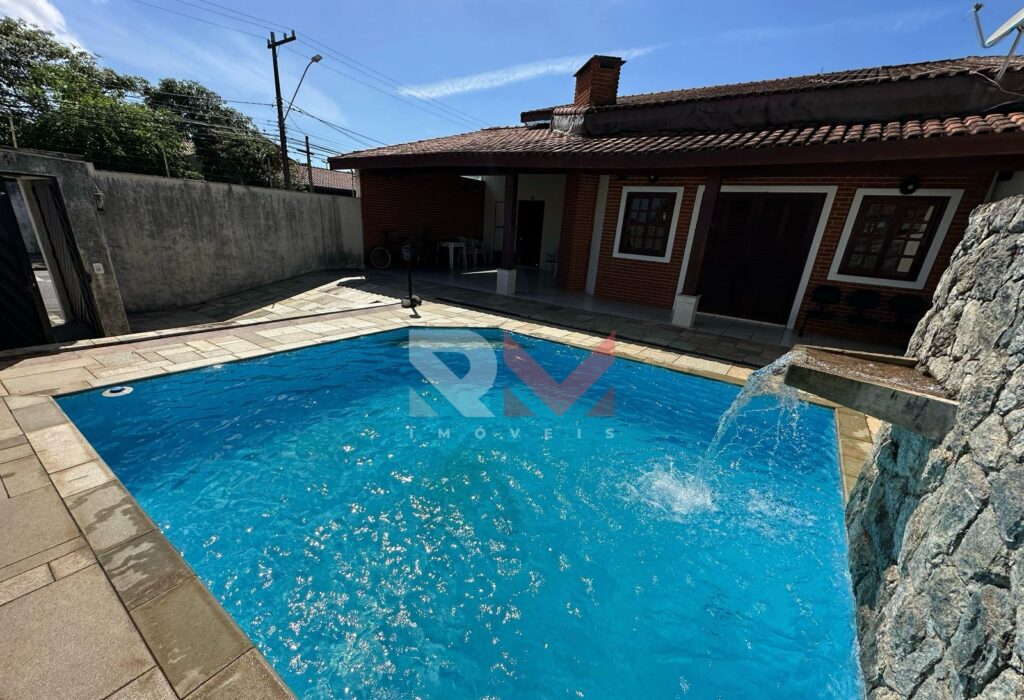 Casa com piscina á 500 metros da praia no bairro Jardim Ribamar  – Peruíbe/SP