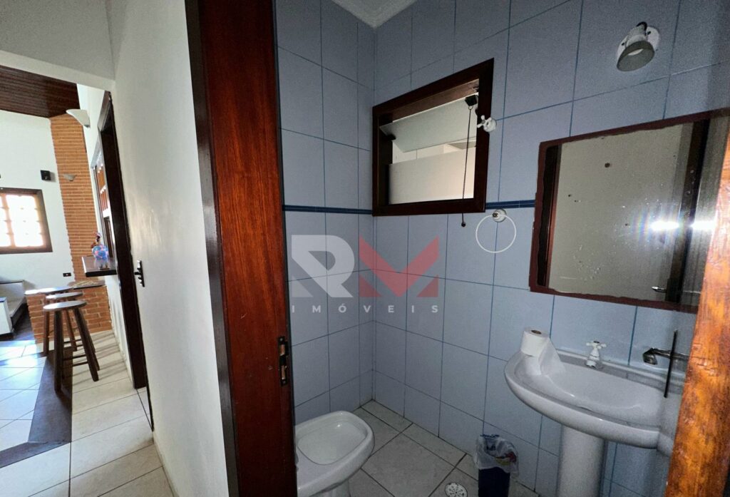 Casa com piscina á 500 metros da praia no bairro Jardim Ribamar  – Peruíbe/SP