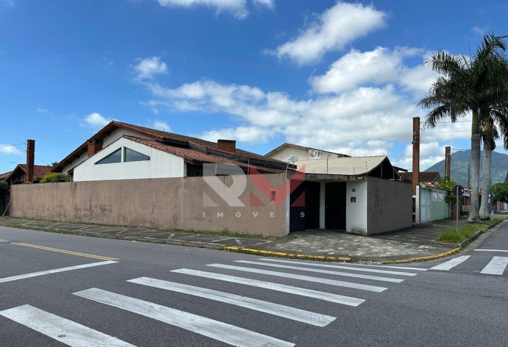 Casa com piscina á 500 metros da praia no bairro Jardim Ribamar  – Peruíbe/SP