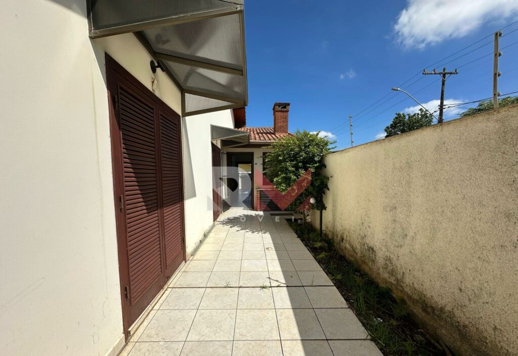 Casa com piscina á 500 metros da praia no bairro Jardim Ribamar  – Peruíbe/SP
