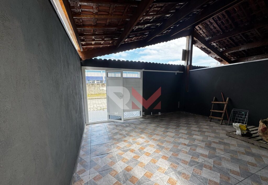 Casa com piscina no Dra. Emilinha Costa Paes Mongaguá/SP