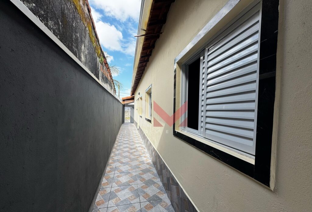 Casa com piscina no Dra. Emilinha Costa Paes Mongaguá/SP