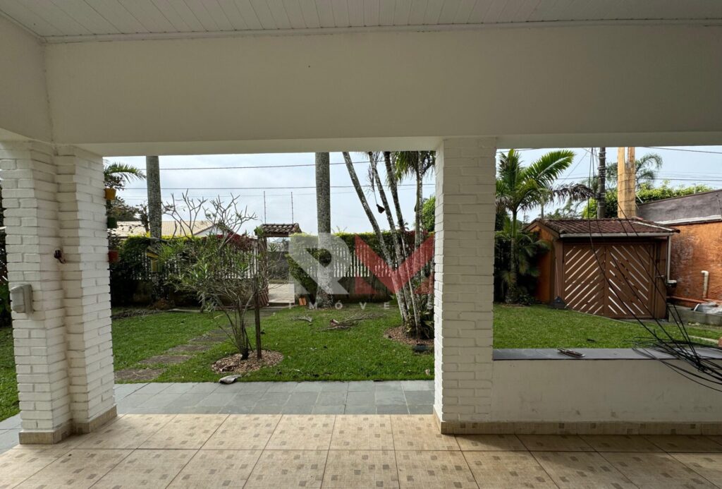 Casa localizada na rua Itapema em Itanhaém/SP