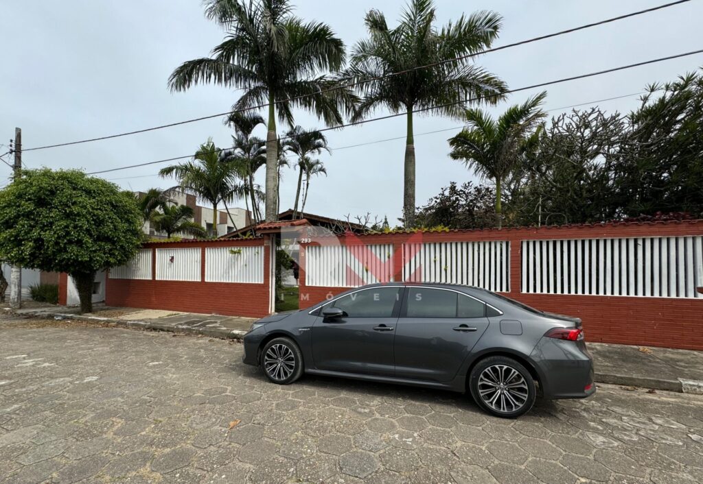 Casa localizada na rua Itapema em Itanhaém/SP