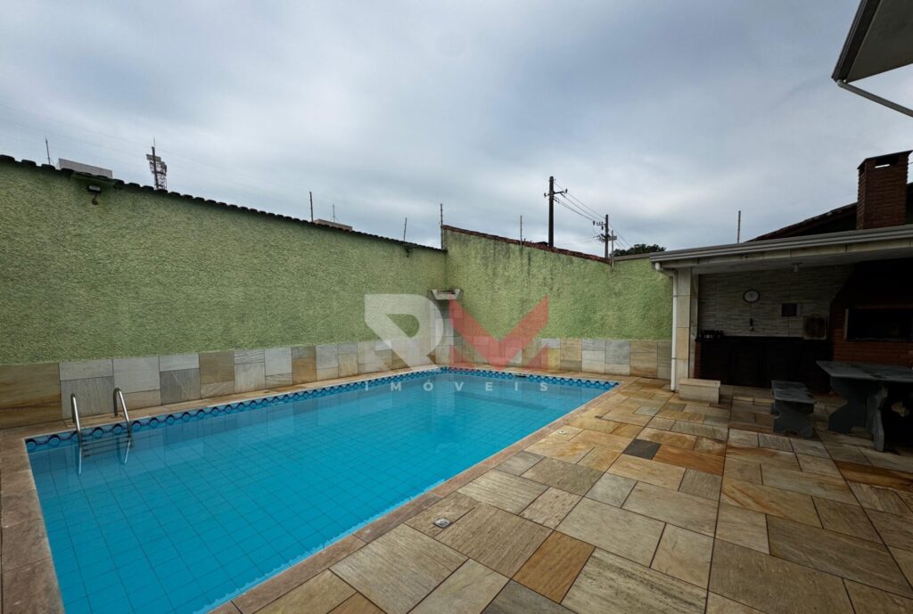 Casa com piscina á 200 metros da praia no bairro Suarão Itanhaém/SP