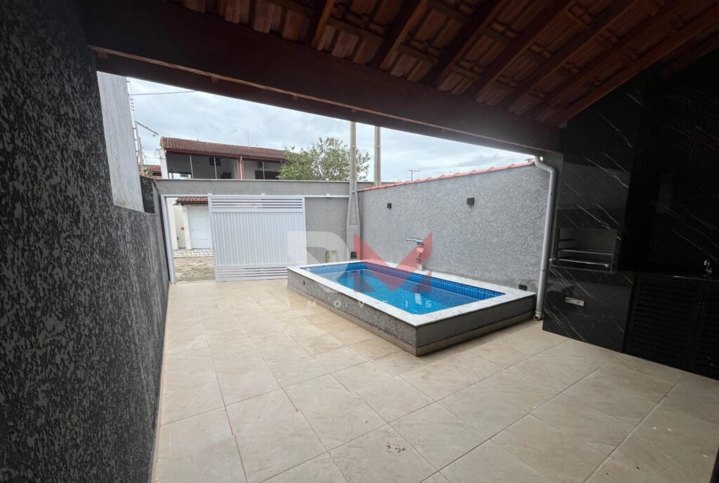 Casa com piscina no bairro Satélite em Itanhaém/SP