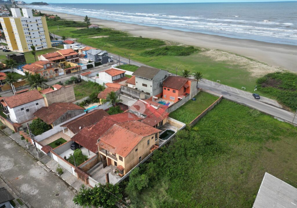 Terreno em frente a praia localizado no bairro Tupy em Itanhaém/Sp