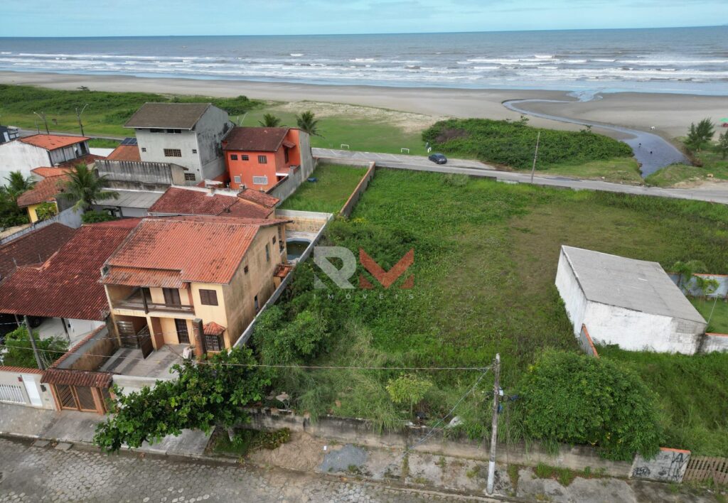 Terreno em frente a praia localizado no bairro Tupy em Itanhaém/Sp
