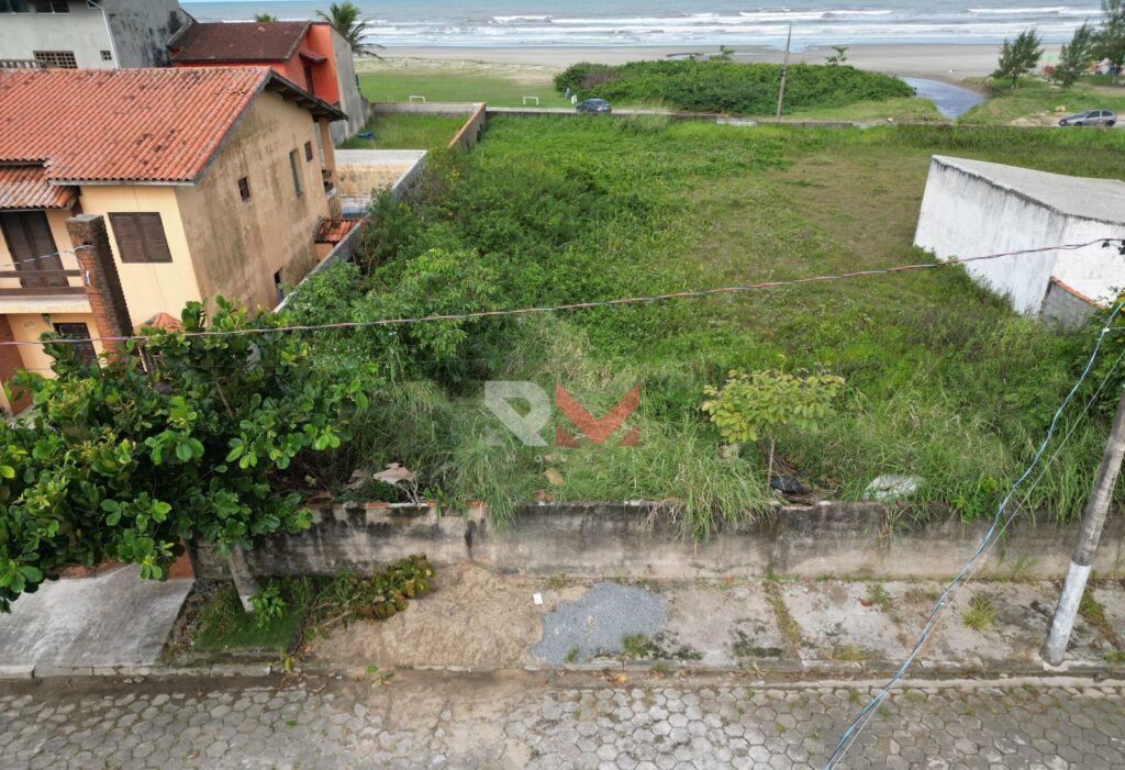 Terreno em frente a praia localizado no bairro Tupy em Itanhaém/Sp