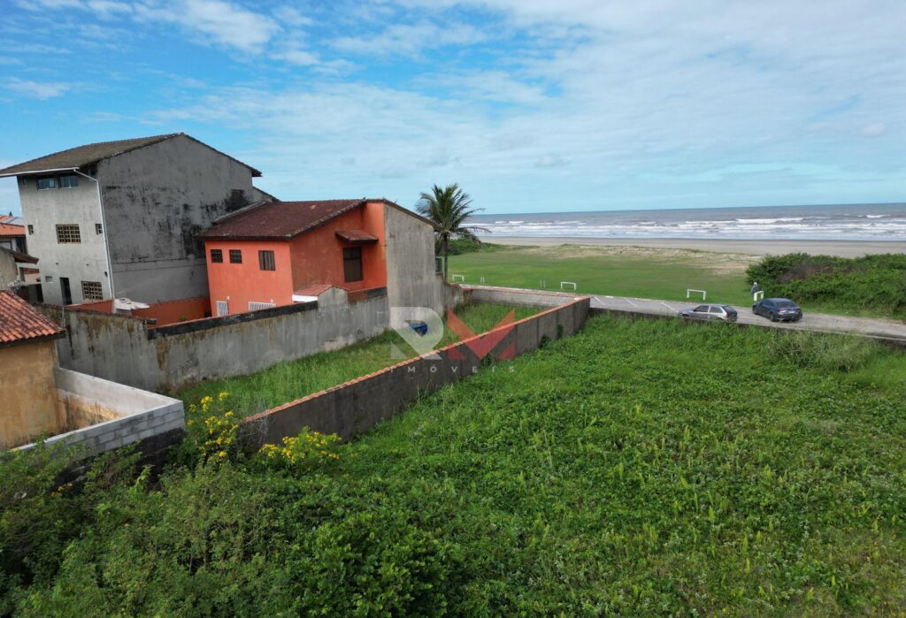 Terreno em frente a praia localizado no bairro Tupy em Itanhaém/Sp