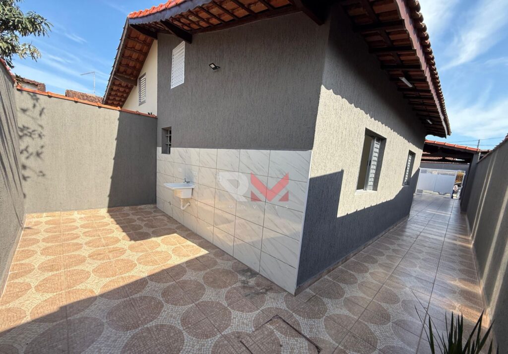 Casa apenas 600 metros da praia no bairro Florida Mirim em Mongaguá/Sp