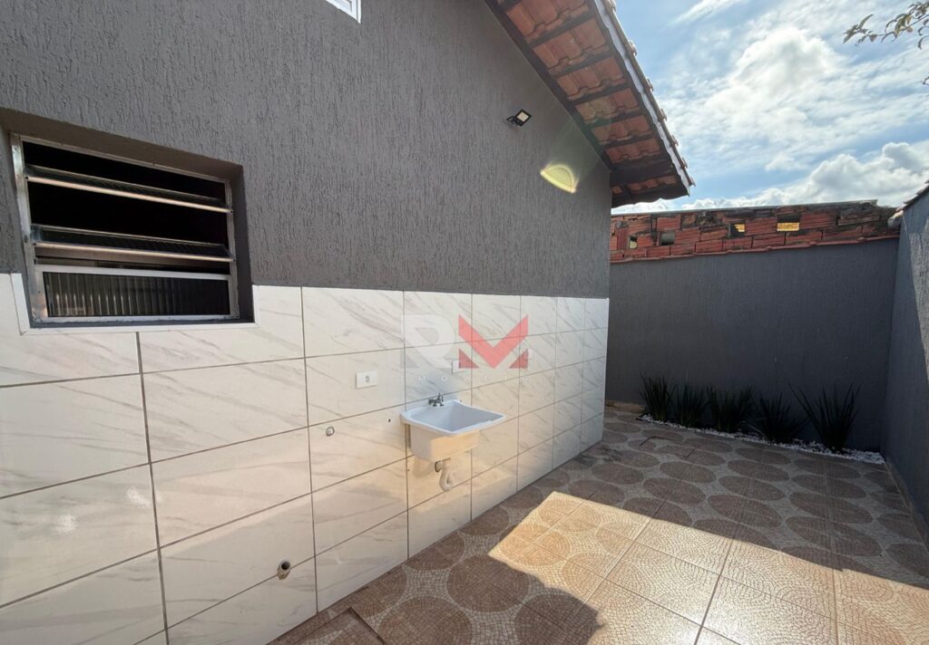 Casa apenas 600 metros da praia no bairro Florida Mirim em Mongaguá/Sp