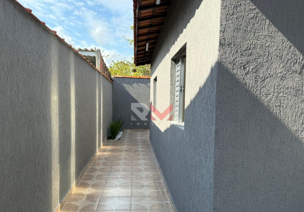 Casa apenas 600 metros da praia no bairro Florida Mirim em Mongaguá/Sp