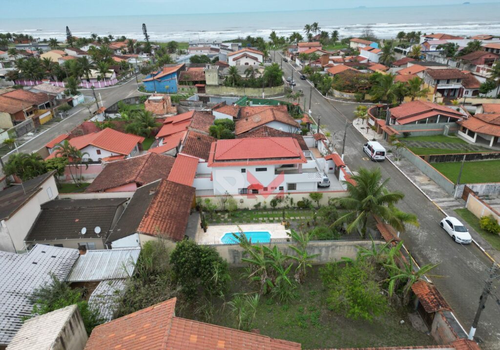 Terreno em frente a praia localizado no bairro Jardim Regina em Itanhaém/Sp