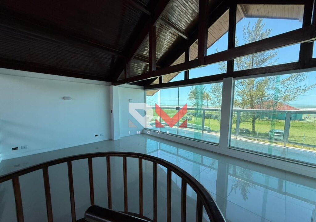 Casa em frente ao mar em ótima localização ao lado do  condomínio de luxo Belize