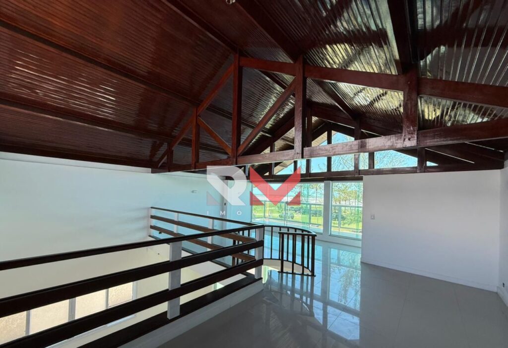 Casa em frente ao mar em ótima localização ao lado do  condomínio de luxo Belize