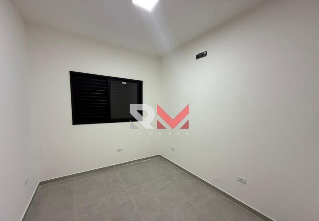 Casa a uma quadra do mar localizada no bairro suarão em Itanhaém/Sp
