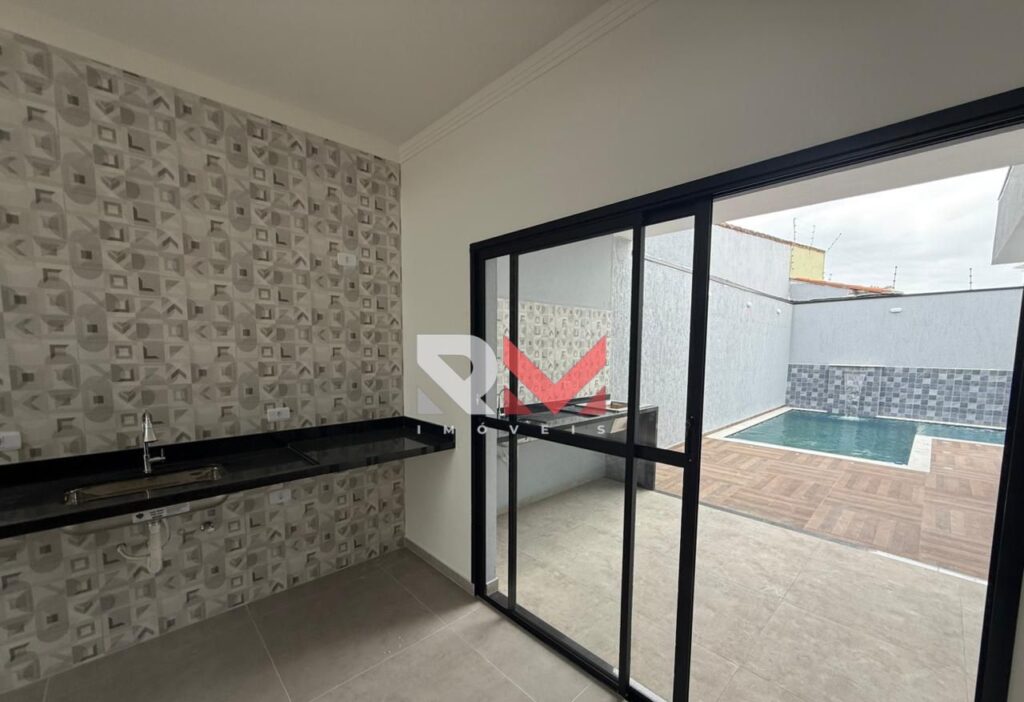 Casa a uma quadra do mar localizada no bairro suarão em Itanhaém/Sp