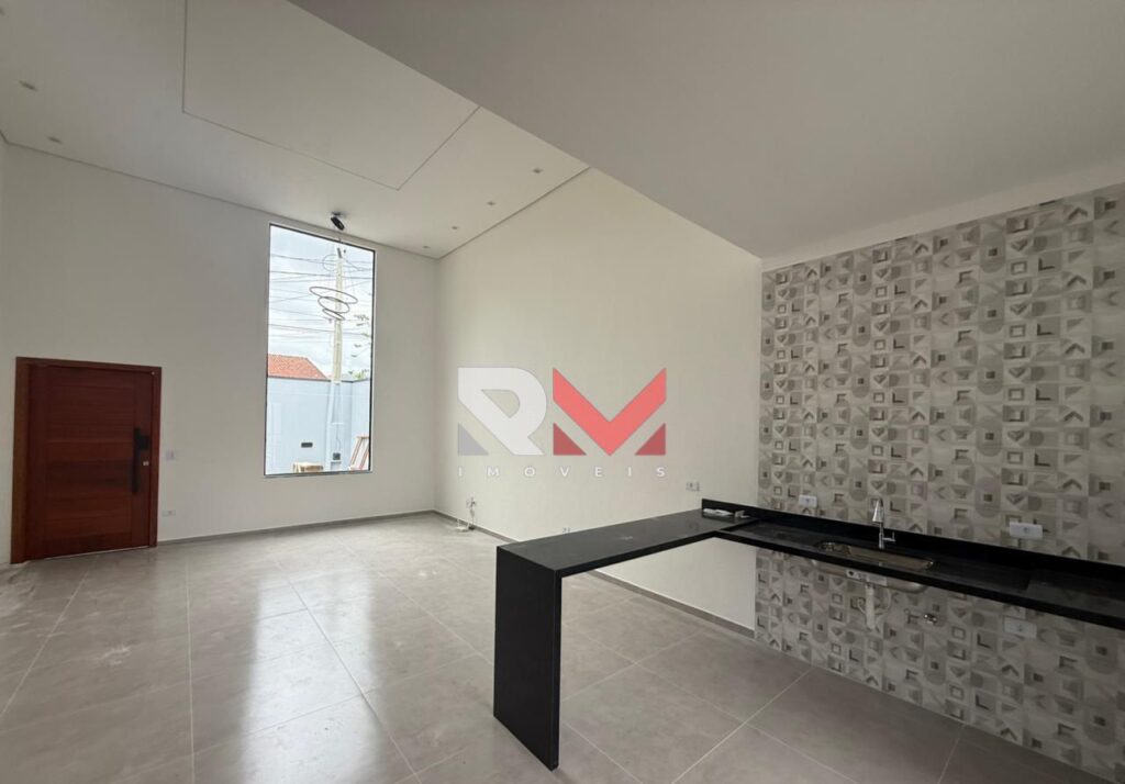Casa a uma quadra do mar localizada no bairro suarão em Itanhaém/Sp
