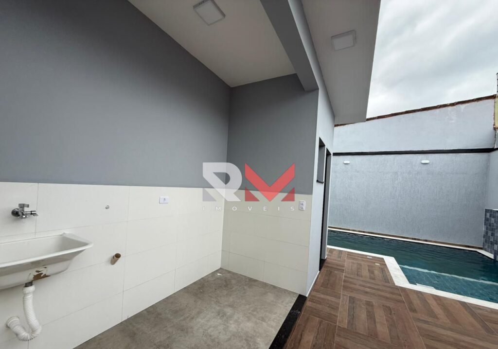 Casa a uma quadra do mar localizada no bairro suarão em Itanhaém/Sp