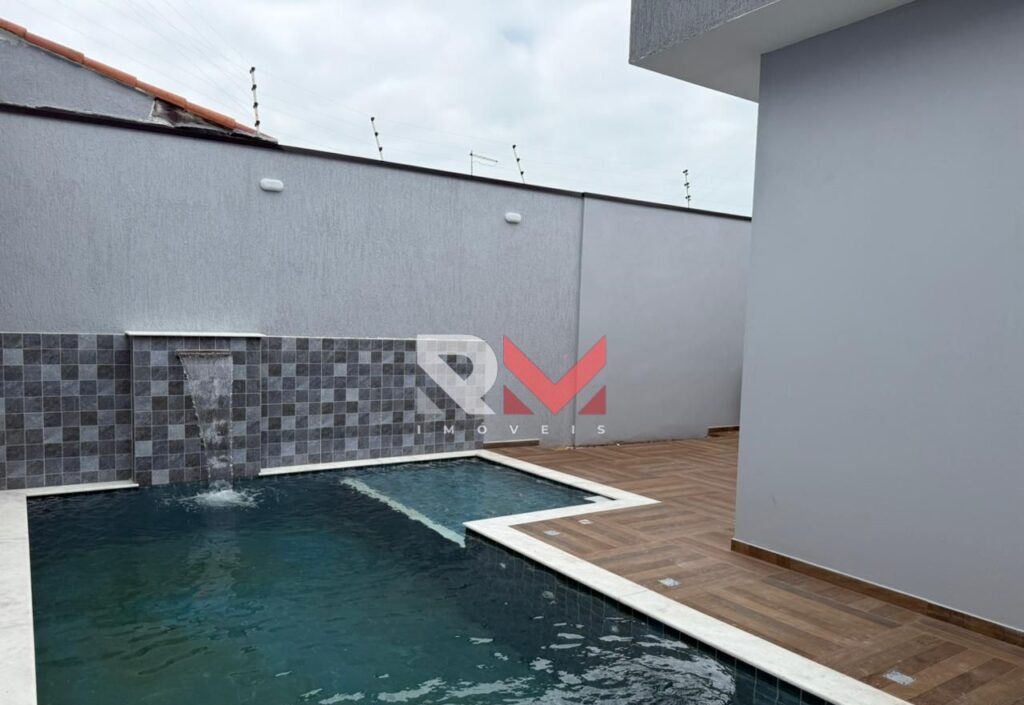 Casa a uma quadra do mar localizada no bairro suarão em Itanhaém/Sp