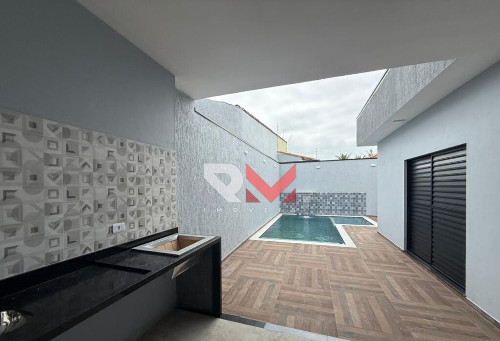 Casa a uma quadra do mar localizada no bairro suarão em Itanhaém/Sp