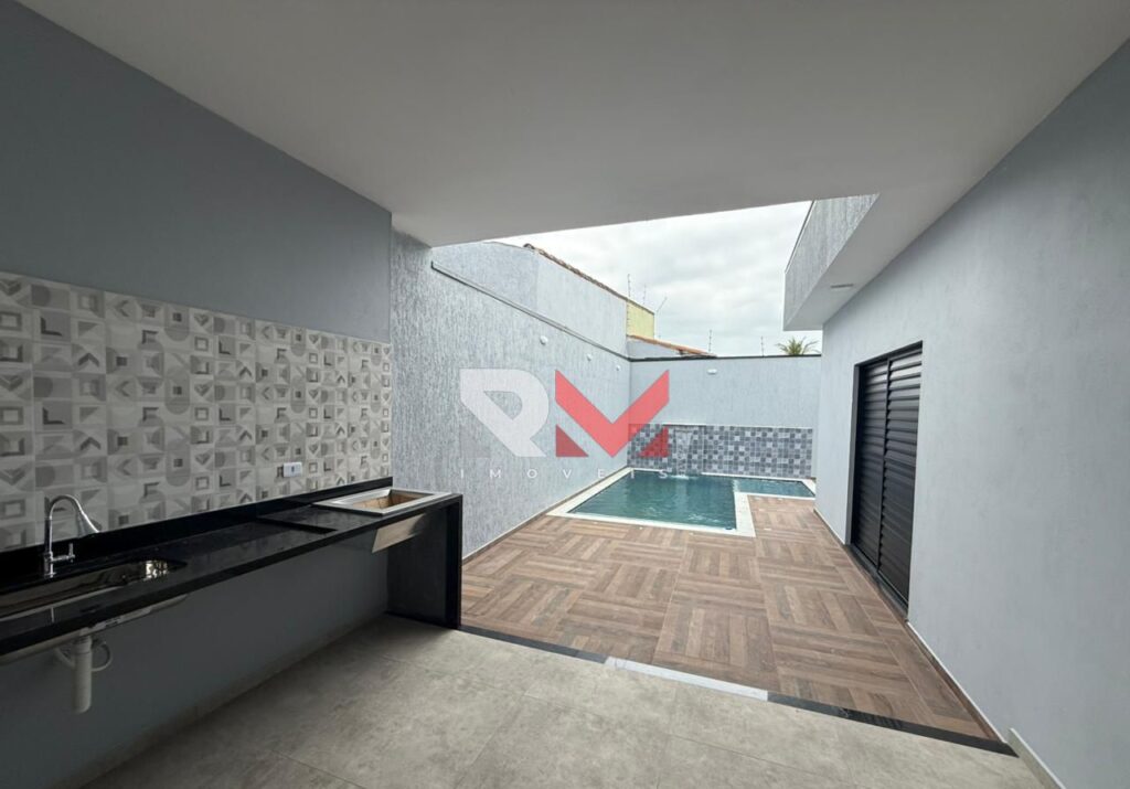 Casa a uma quadra do mar localizada no bairro suarão em Itanhaém/Sp