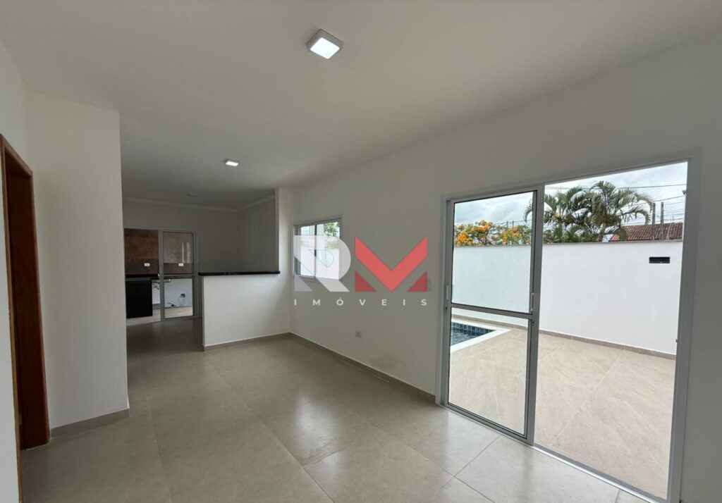 Casa com piscina a 800 metros da praia no bairro Bopiranga em Itanhaém/Sp
