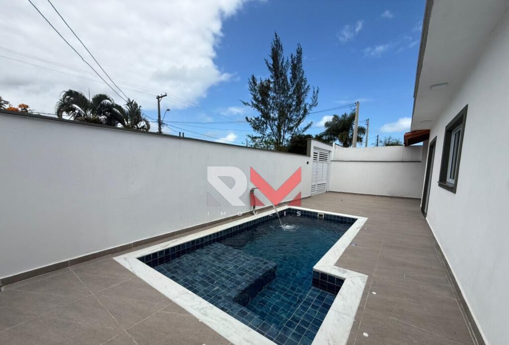 Casa com piscina a 800 metros da praia no bairro Bopiranga em Itanhaém/Sp