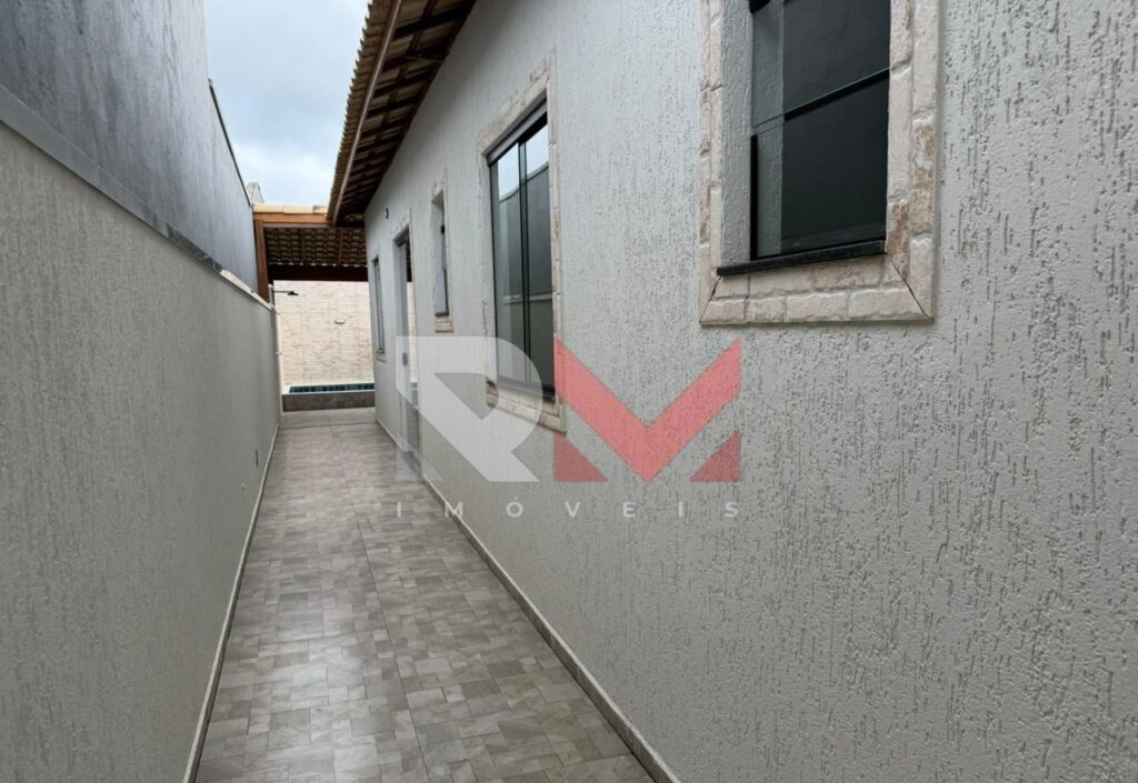 Casa localizada no bairro Tupy com piscina em Itanhaém/Sp