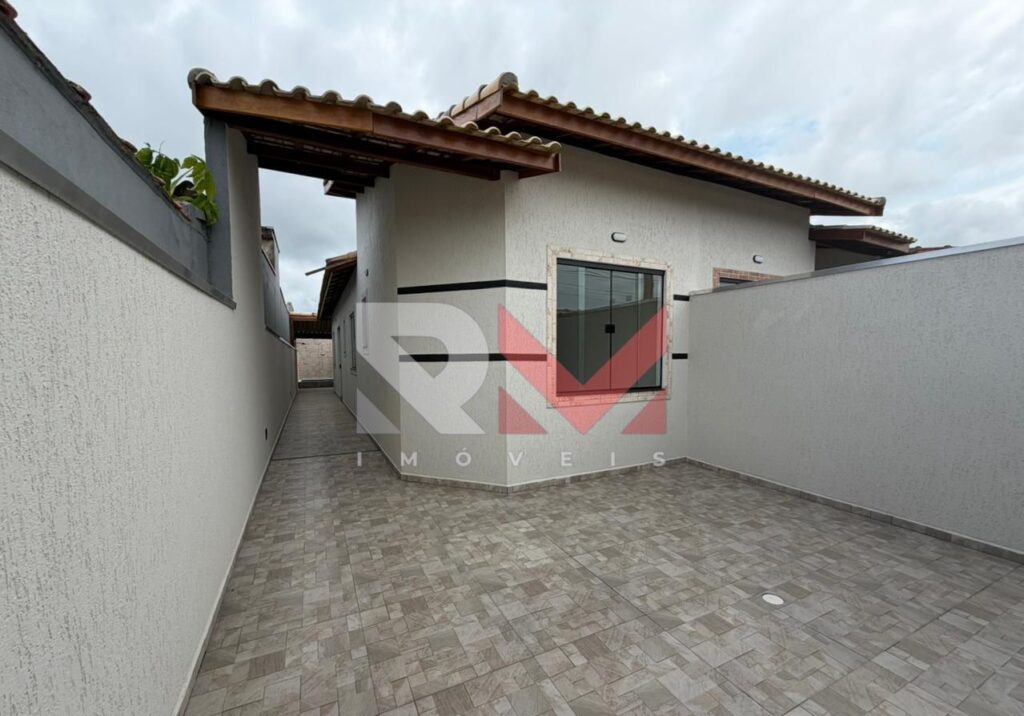 Casa localizada no bairro Tupy com piscina em Itanhaém/Sp