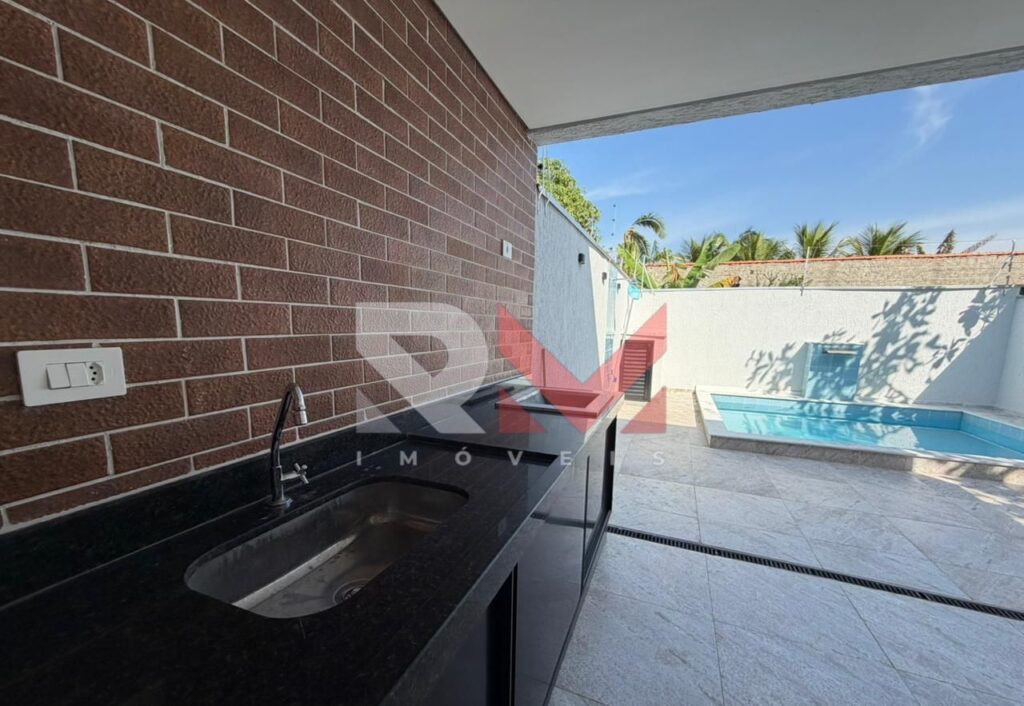 Casa moderna com piscina no bairro Cibratel 2 em Itanhaém/SP